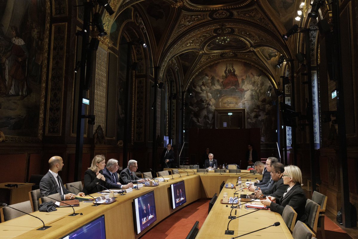 YaelBRAUNPIVET's tweet photo. Nous avons réuni avec @gerard_larcher les forces politiques du Congrès de la Nouvelle-Calédonie. Notre engagement se poursuit. Ensemble, nous avons défini une  méthode, un calendrier, et une ambition commune : bâtir ensemble un avenir institutionnel à la hauteur des attentes des Calédoniens.