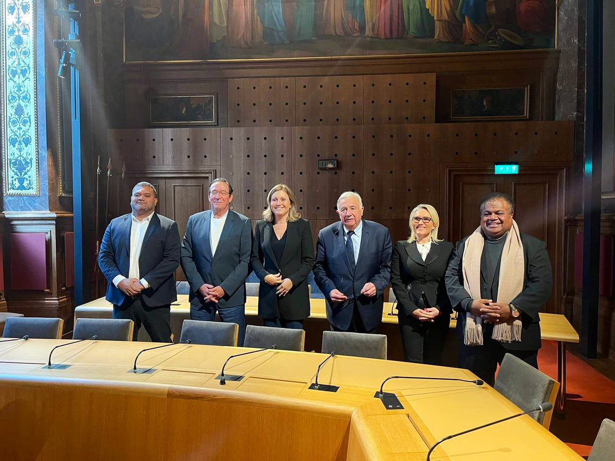 Nous avons réuni avec <a href="/gerard_larcher/">Gérard Larcher</a> les forces politiques du Congrès de la Nouvelle-Calédonie. Notre engagement se poursuit. Ensemble, nous avons défini une  méthode, un calendrier, et une ambition commune : bâtir ensemble un avenir institutionnel à la hauteur des attentes des