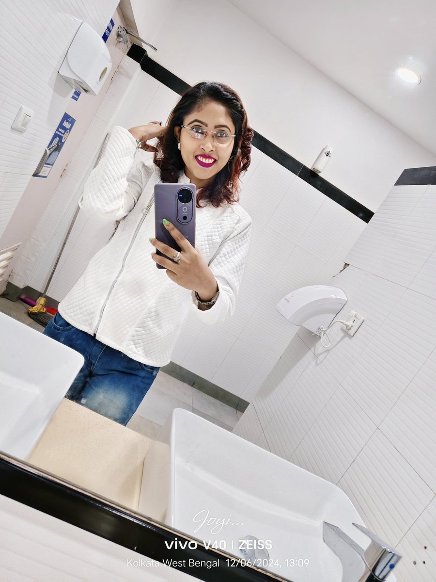 JayeetaGupta8's tweet photo. #selfie, #bathroomselfie, #vivov40, #zeisscamera, #kolkatagram
Mirror Mirror 🪞 On The Wall 🧱, Who's The Fairest Of Them All? https://t.co/mihEyuDN5l