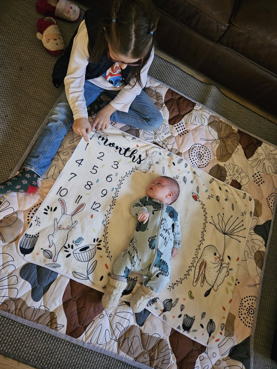 katarinchek's tweet image. Nije baš ljubitelj #tummytime osim kad leži na mami i tati, ali istoleriše tih par minuta kad je spustim na podlogu... brojimo sitno do drugog mjeseca dok vrijeme leti, doslovno