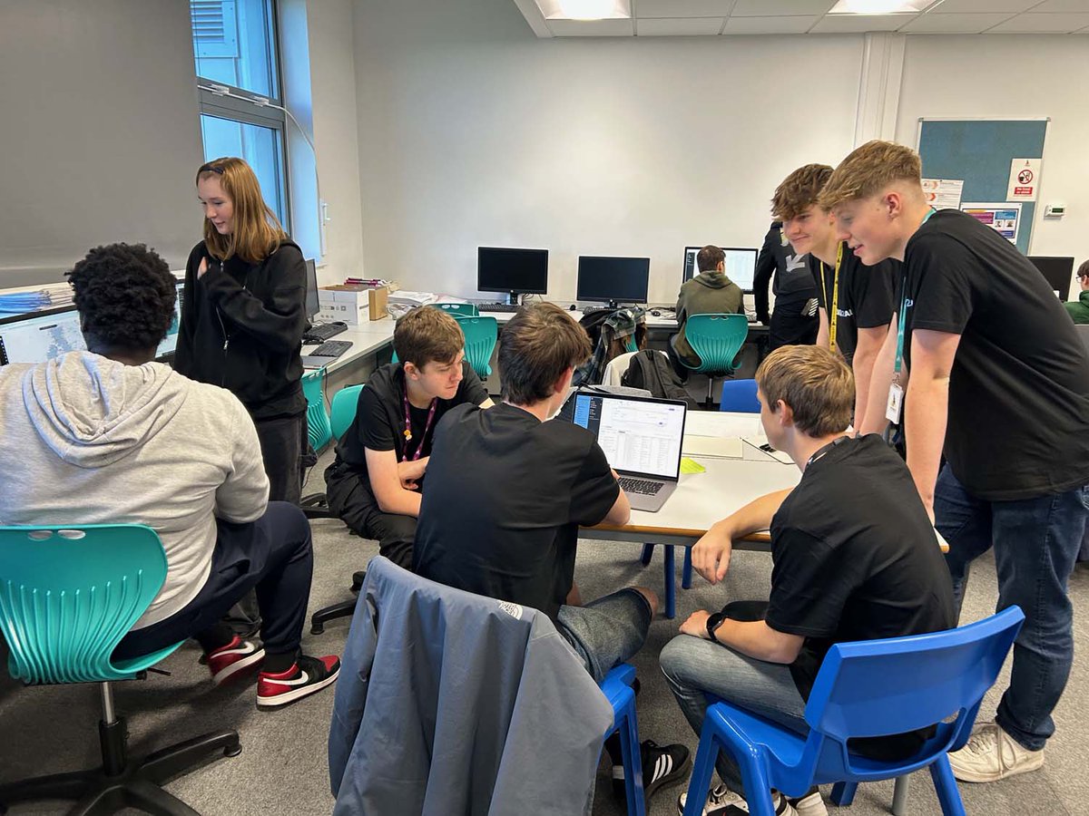 HMNBPortsmouth's tweet image. Last week students at @UTCPortsmouth took part in a hackathon event led by Navy Digital.

With #TLevels Week happening this week, the event was a fantastic opportunity to help young people develop tech and digital skills as we celebrate the success of @TLevels_govuk programmes.