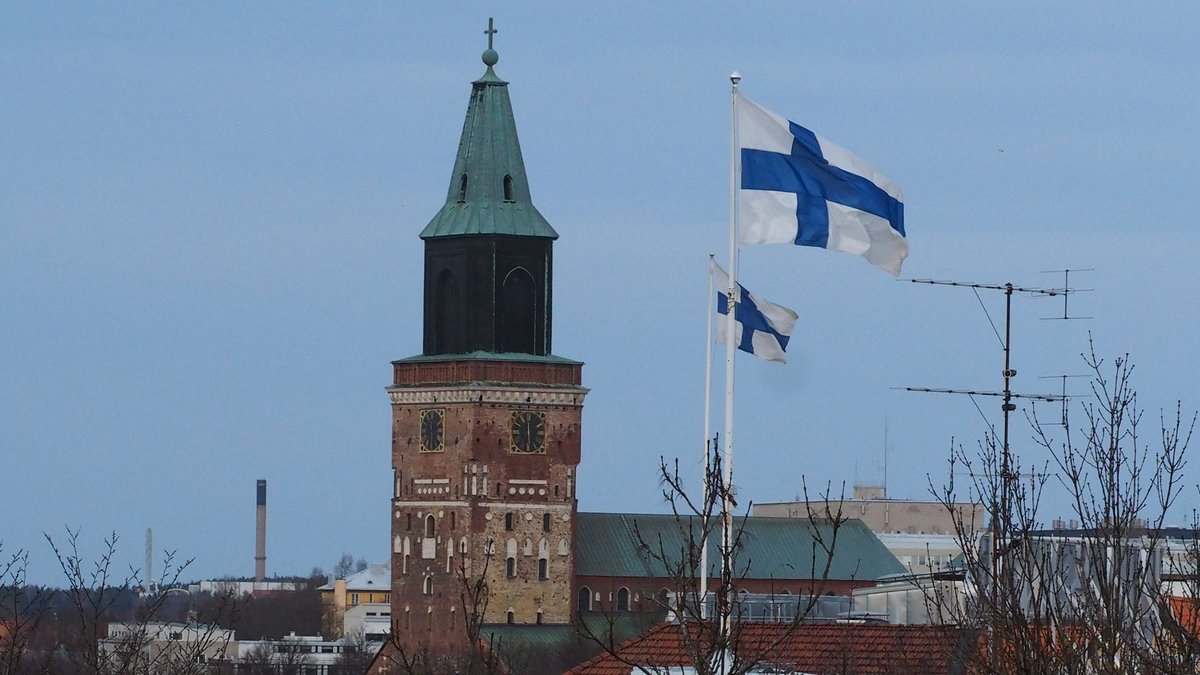 Itsenäisyyspäivänä pormestari Minna Arve laski turkulaisten seppeleen Turun hautausmaan sankariristillä. 107-vuotiasta Suomea kunnioitettiin myös itsenäisyyspäivän juhlakonsertissa, jossa pormestari Arve piti puheen. 

Itsenäisyyspäivän puhe… dlvr.it/TGdWsh #Turku