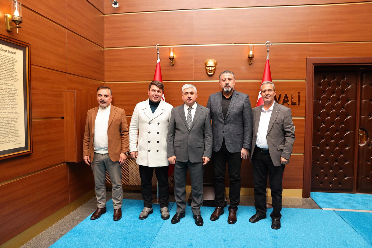 Sakarya Valiliği görevine atanan, Sivas'ımızın kıymetli bürokratlarından Rahmi Doğan Valimizi, gazeteci Kemal Doğan, Şeref Gülmez ve iş insanı Mücahit Doğan ile birlikte hayırlı olsun ziyaretinde bulunduk. Sayın Valimize misafirperverliği ve yakın ilgisi için teşekkür ederiz.