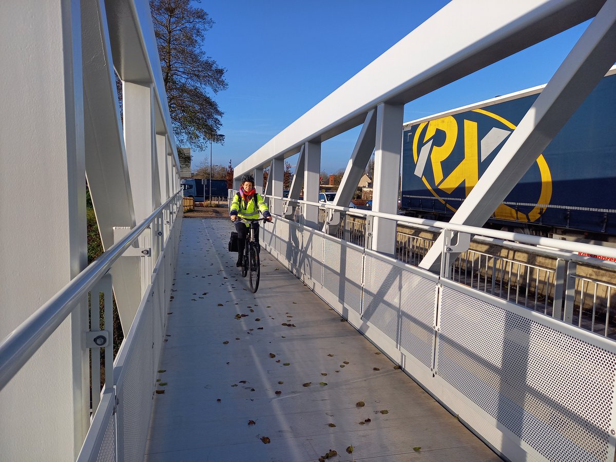 villepontsdece's tweet photo. @villepontsdece Bonne nouvelle, ASF a enfin donné son accord pour l'utilisation des deux passerelles de déplacements doux vélo / piétons situées au-dessus de l'autoroute. Elles ont désormais utilisables. #planvelo @AngersMetropole https://t.co/nG6sA6oFIw