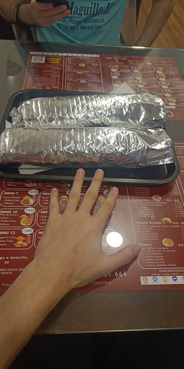Kebab CKB 

Kebab de controversia. Destaca en tamaño y montaje,  pero falla en lo más importante; el sabor. La combinación de verduras/carne nos parece un poco insípida. 

En cuanto al local, tiene decoración de mesón español, pero existe un ambiente cargado. Local de pick &amp; roll