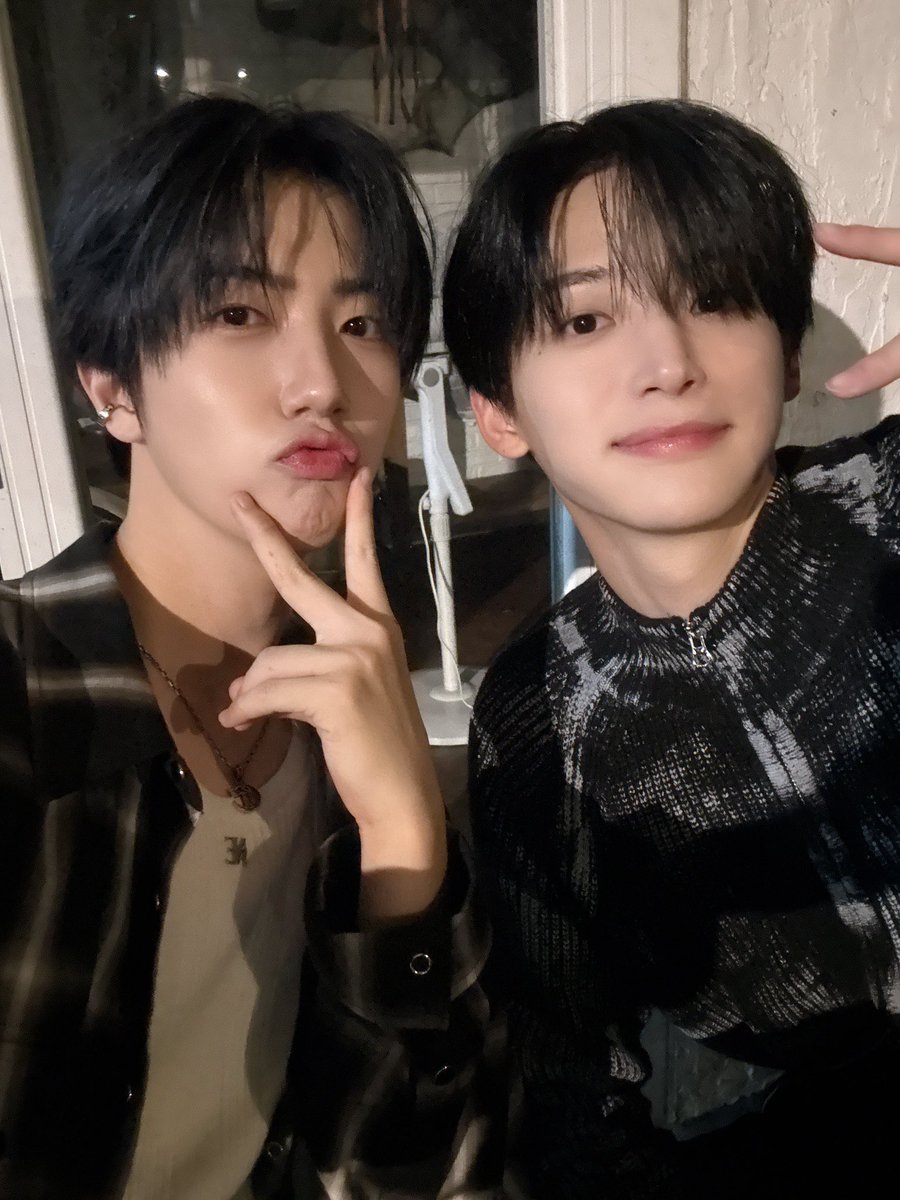 CRAVITY_twt's tweet photo. 형아야 얼른 낫자~~💪 
#원진 #나으라구 https://t.co/d0Xm2JPGDw