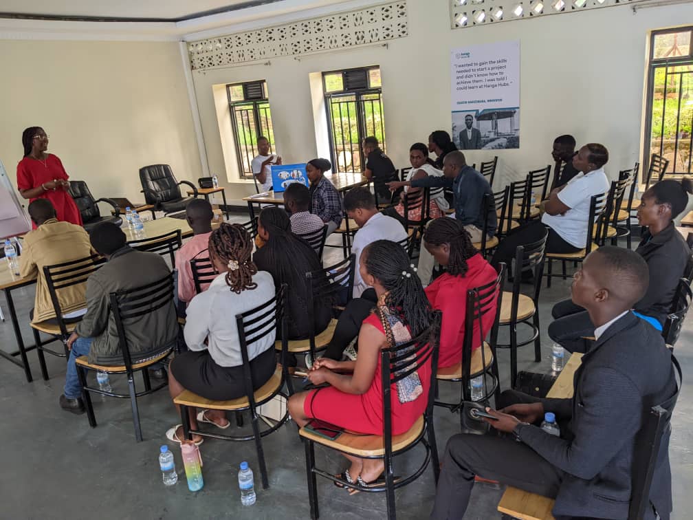 NyagatareNyc's tweet photo. Mu Kigo cy'Uruyiruko cya Nyagatare #YegoCenter kubufatanye na #MakeWayProject na #NUDOR bahuye n'Urubyiruko baganira ku kurwanya #SIDA.
Urubyiruko baganirijwe kuri gahunda zitandukanye cyane kwirinda Indwara zandura.
@RwandaYouthArts https://t.co/aYjUxNM4pX