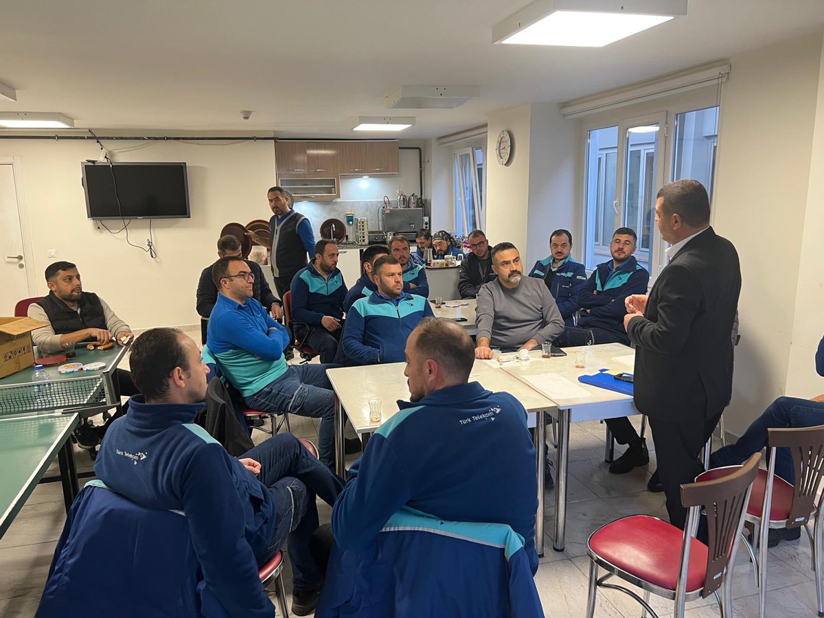 ThsAntalyasube's tweet photo. Isparta il Telekom Müdürlüğü çalışanı arkadaşlarımızı ziyaret etttik. TT Aş. 15. Dönem TİS süreci hakkında bilgilendirmede bulunduk, istişare ettik. 

Misafirperverlikleri için arkadaşlarımıza teşekkür ederiz. https://t.co/QOVf58ZVSC