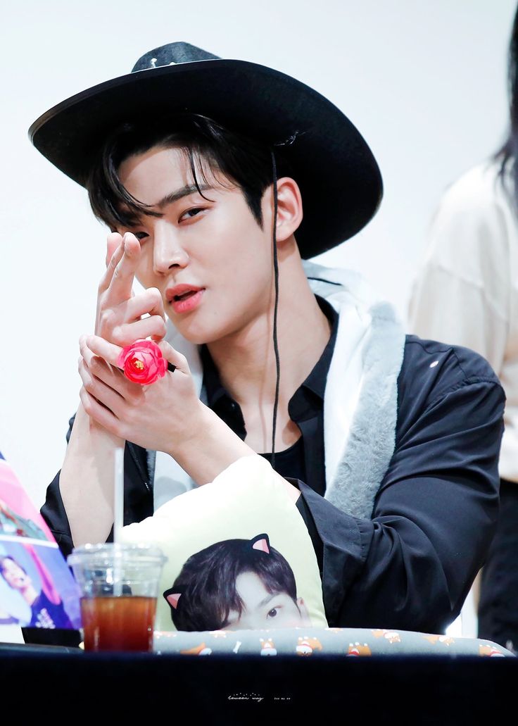 taanzelka1's tweet photo. wow, I really like this photo 🤠
#ROWON 🤍 https://t.co/lLJ5dSF2zj