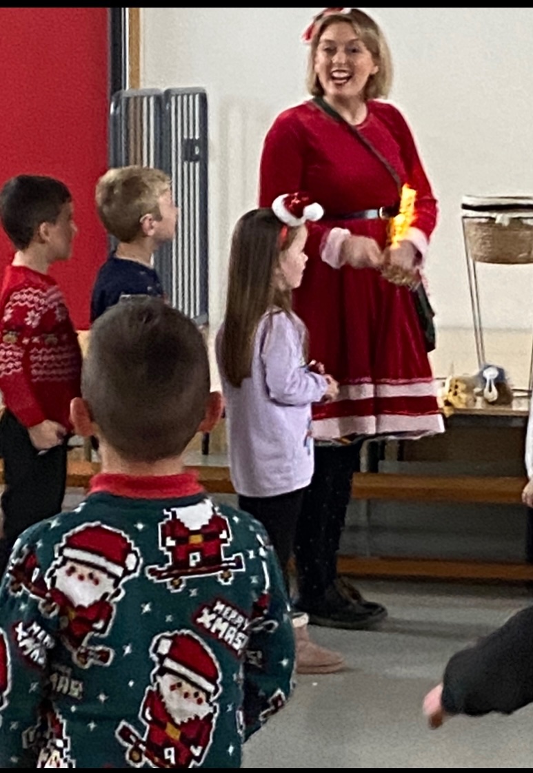 Blwyddyn 1 a 2 Wedi cael gwledd yn y sesiwn stori a symud ‘Ble mae’r seren gyda Sian Corn!  
Years 1 and 2 really enjoyed the company of Sian Corn in an adventure to find the star. -#celfyddydau Mynegiannol