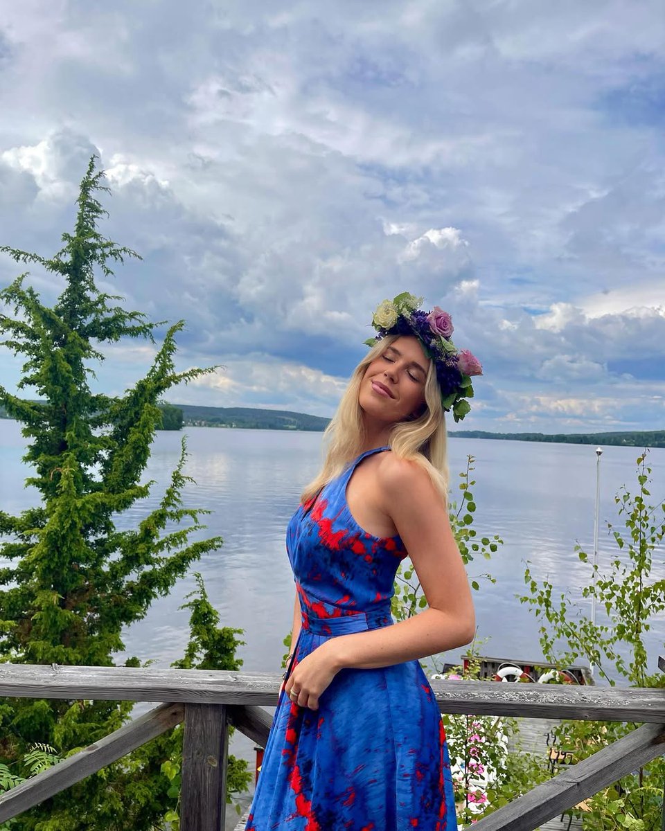 KatrinPaulsson's tweet photo. Midsummer in Sweden 🌞!
We enjoyed this unique traditional festival 💃
We dress up in floral outfits and pick flowers to make flower crowns👑.
to wear on your head to symbolize the beauty and abundance of summer 🌾💐
Then we danced and sang around the ornately decorated summer pole to cheerful music 🕺🏼
This festival is not only a time for people to get closer to nature 🌲 but also a time for friends and family to get together.
It's also a wonderful time for friends and family to get together 🫂💕!