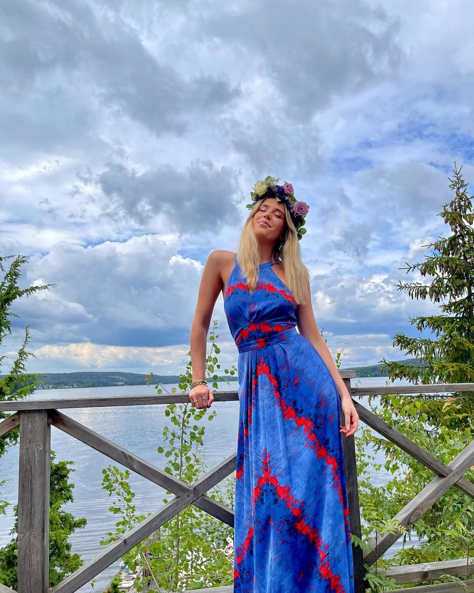 KatrinPaulsson's tweet photo. Midsummer in Sweden 🌞!
We enjoyed this unique traditional festival 💃
We dress up in floral outfits and pick flowers to make flower crowns👑.
to wear on your head to symbolize the beauty and abundance of summer 🌾💐
Then we danced and sang around the ornately decorated summer pole to cheerful music 🕺🏼
This festival is not only a time for people to get closer to nature 🌲 but also a time for friends and family to get together.
It's also a wonderful time for friends and family to get together 🫂💕!