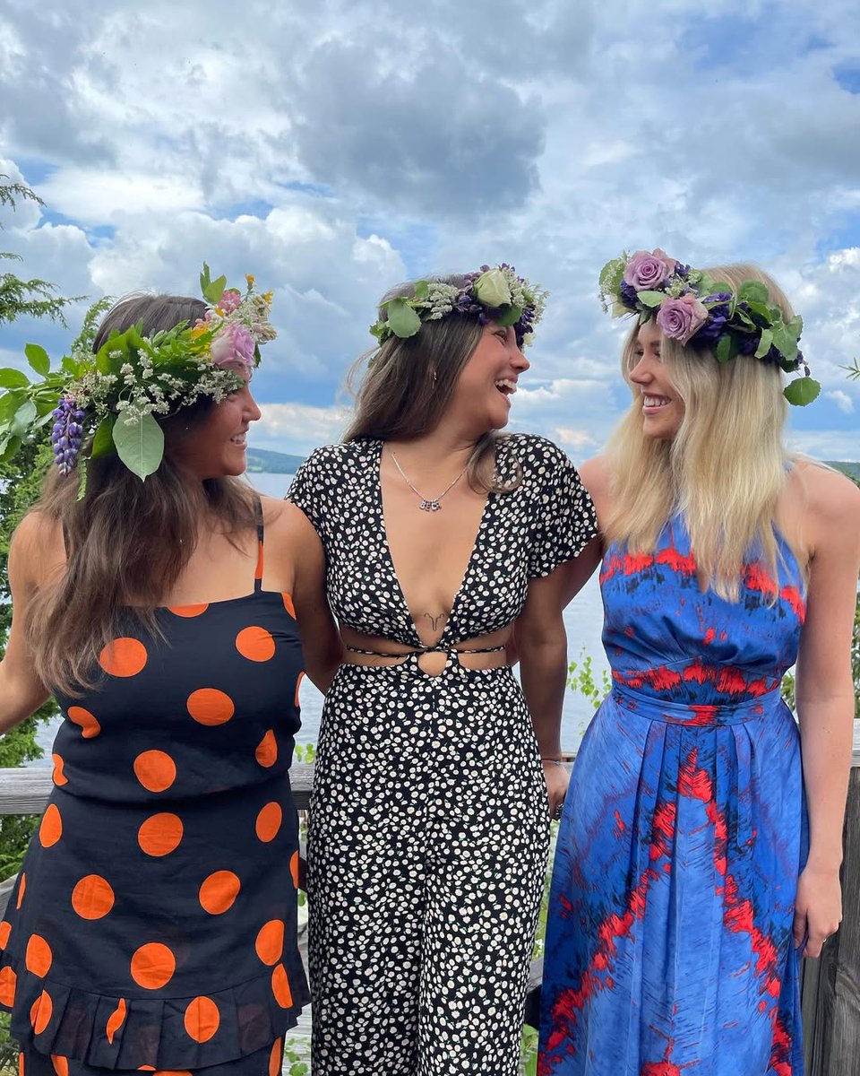 KatrinPaulsson's tweet photo. Midsummer in Sweden 🌞!
We enjoyed this unique traditional festival 💃
We dress up in floral outfits and pick flowers to make flower crowns👑.
to wear on your head to symbolize the beauty and abundance of summer 🌾💐
Then we danced and sang around the ornately decorated summer pole to cheerful music 🕺🏼
This festival is not only a time for people to get closer to nature 🌲 but also a time for friends and family to get together.
It's also a wonderful time for friends and family to get together 🫂💕!