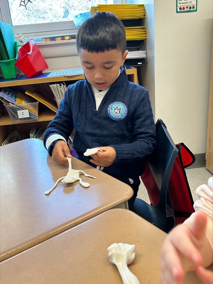 Ps96x's tweet photo. This week in art, the artists of K002 were introduced to sculpture! Then they had a chance to explore model magic clay by pinching, rolling, flattening and stretching it before sculpting a final masterpiece.  Amazing job, young artists! @cristinevaughan @UFT_Elementary https://t.co/4AVe7JYOHc