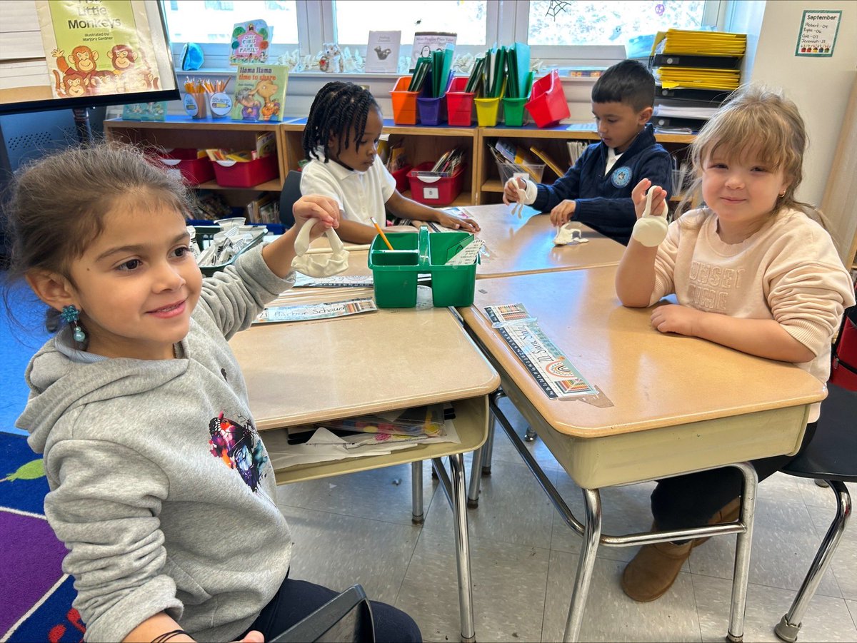 Ps96x's tweet photo. This week in art, the artists of K002 were introduced to sculpture! Then they had a chance to explore model magic clay by pinching, rolling, flattening and stretching it before sculpting a final masterpiece.  Amazing job, young artists! @cristinevaughan @UFT_Elementary https://t.co/4AVe7JYOHc