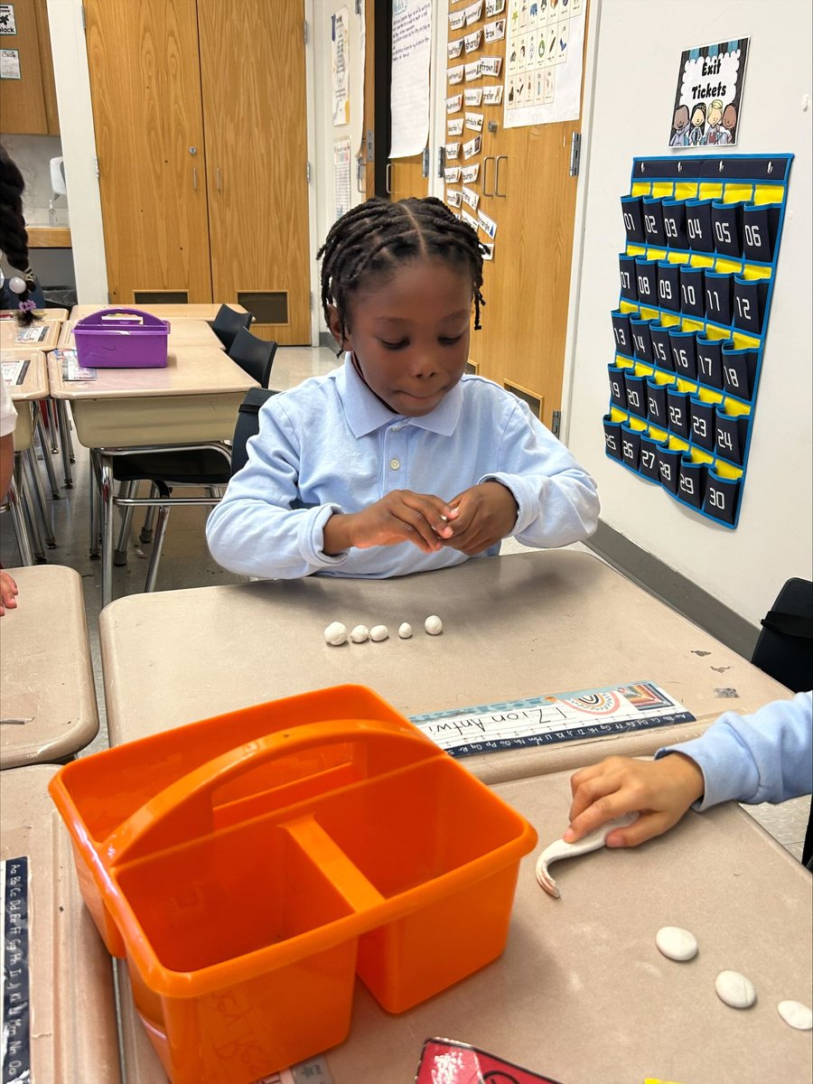 Ps96x's tweet photo. This week in art, the artists of K002 were introduced to sculpture! Then they had a chance to explore model magic clay by pinching, rolling, flattening and stretching it before sculpting a final masterpiece.  Amazing job, young artists! @cristinevaughan @UFT_Elementary https://t.co/4AVe7JYOHc