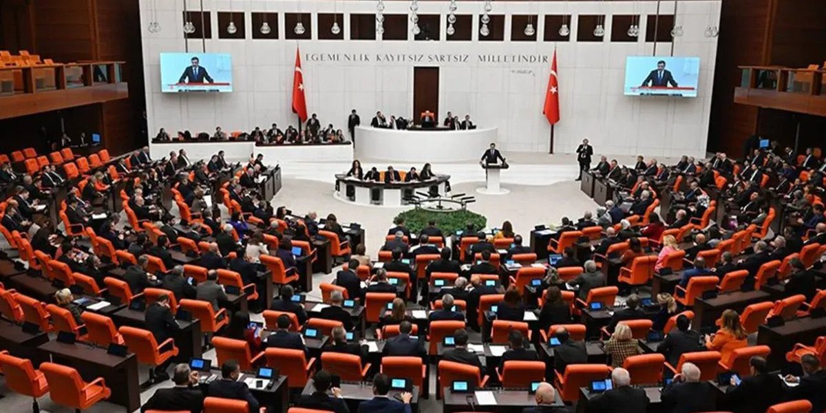 Kamuiscileri1's tweet photo. Son dakika haberi: Kademeli emeklilik kanun teklifi geldi. TBMM'ye gelen kanun teklifinin detayları ve kademeli emeklilik için yaş ve prim şartı açıklandı.
CHP'den Kademeli emeklilik için kanun teklifi: 2000 2008 arası sigorta girişi olanlar kademeli emekli edilsin.
Türkiye Büyük Millet Meclisi Plan ve Bütçe Komisyonu'na gelen Sosyal Sigortalar ve Genel Sağlık Sigortası Kanununda Değişiklik Yapılmasına Dair Kanun Teklifine baktığımızda söz konusu teklif ile EYT kapsamına alınmayan 2008'e kadar sigorta girişi olan vatandaşların kademeli şekilde emekli edileceğine yer verildi. Kanun teklifinin özeti şu şekilde:
"Teklif ile; sigorta başlangıcı 8/9/1999 ile 30/4/2008 tarihleri arasında olan kişilerin emeklilik, prim ve yaş günü şartlarının kademeli olarak uygulanması amaçlanmaktadır"

TEKLİF İLE KİM KAÇ YAŞINDA EMEKLİ OLACAK?
Kanun teklifinde emeklilikte kademe şu şekilde verildi:
a) 8/9/1999 ilâ 31/12/2000 tarihlerinde işe başlayan kadın için 43 yaş, erkek için 45 yaş ve her ikisi için 6250 prim günü,
b) 1/1/2000 ilâ 31/12/2000 tarihlerinde işe başlayan kadın için 43 yaş, erkek için 45 yaş ve her ikisi için 6325 prim günü,
c) 1/1/2001 ilâ 31/12/2001 tarihlerinde işe başlayan kadın için 43 yaş, erkek için 45 yaş ve her ikisi için 6400 prim günü,
d) 1/1/2002 ilâ 31/12/2002 tarihlerinde işe başlayan kadın için 43 yaş, erkek için 45 yaş ve her ikisi için 6475 prim günü,
e) 1/1/2003 ilâ 31/12/2003 tarihlerinde işe başlayan kadın için 44 yaş, erkek için 46 yaş ve her ikisi için 6550 prim günü,
f) 1/1/2004 ilâ 31/12/2004 tarihlerinde işe başlayan kadın için 45 yaş, erkek için 47 yaş ve her ikisi için 6625 prim günü,
g) 1/1/2005 ilâ 31/12/2005 tarihlerinde işe başlayan kadın için 46 yaş, erkek için 48 yaş ve her ikisi için 6700 prim günü,
h) 1/1/2006 ilâ 31/12/2006 tarihlerinde işe başlayan kadın için 47 yaş, erkek için 49 yaş ve her ilcisi için 6775 prim günü,
i) 1/1/2007 ilâ 31/12/2007 tarihlerinde işe başlayan kadın için 48 yaş, erkek için 50 yaş ve her ikisi için 6850 prim günü,
j) 1/1/2008 ilâ 30/4/2008 tarihlerinde işe başlayan kadın için 49 yaş, erkek için 51 yaş ve her ikisi için 6925 prim günü.
Dolduranların kademeli olarak mağduriyetin giderilmesi amaçlanmaktadır.