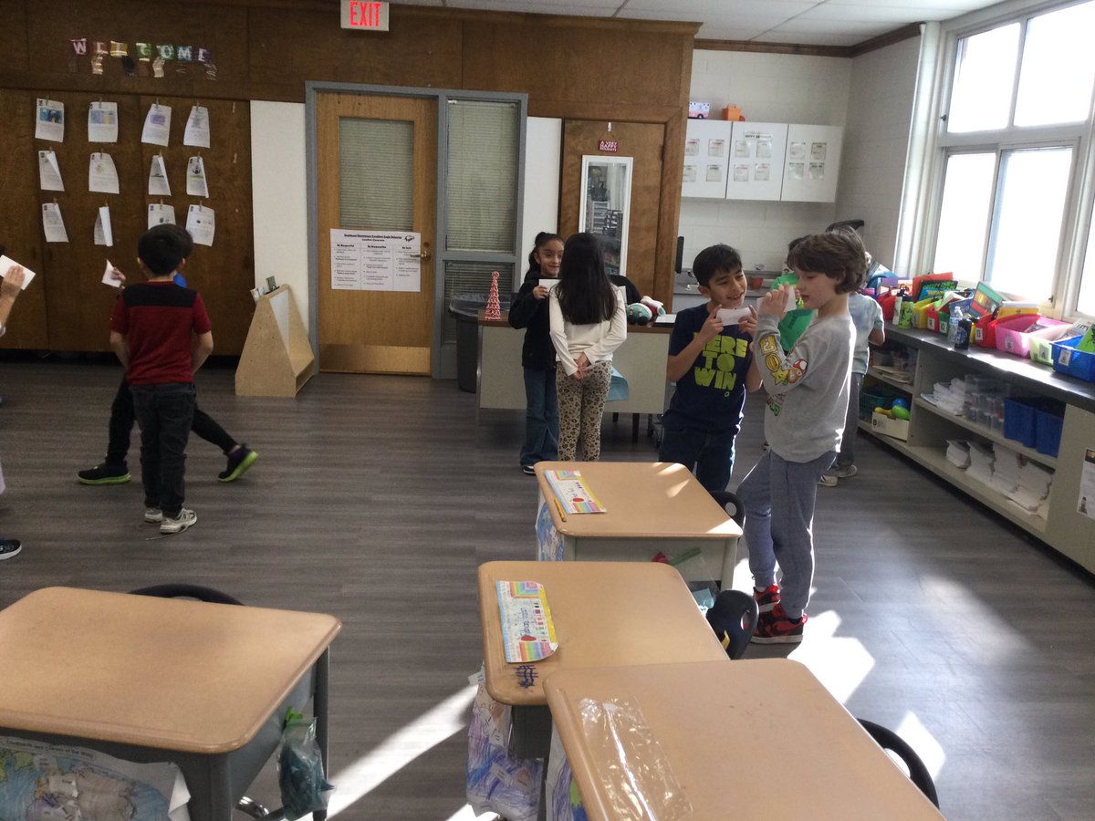 MrsQualter's tweet photo. Quiz, quiz, trade to practice nouns and verbs. #BeEvergreen #iBelong https://t.co/746s8tHuqO