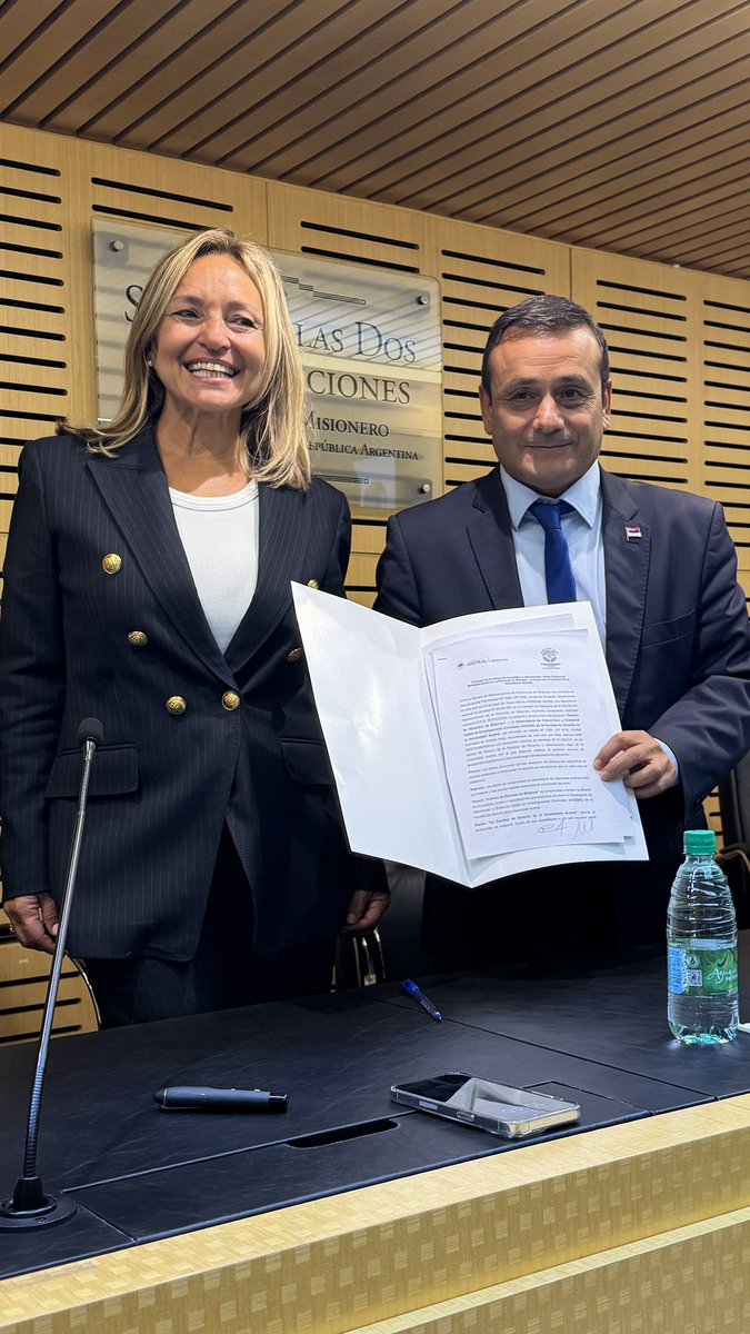 herrerayflia's tweet image. Hoy dimos un gran paso hacia una ciudadanía digital más segura. Junto a la Dra. Daniela Dupuy , @ocedic @danydupuyok firmamos un convenio con la Universidad Austral para fortalecer la prevención del cibercrimen en Misiones. Continuamos trabajando en equipo para proteger a nuestra