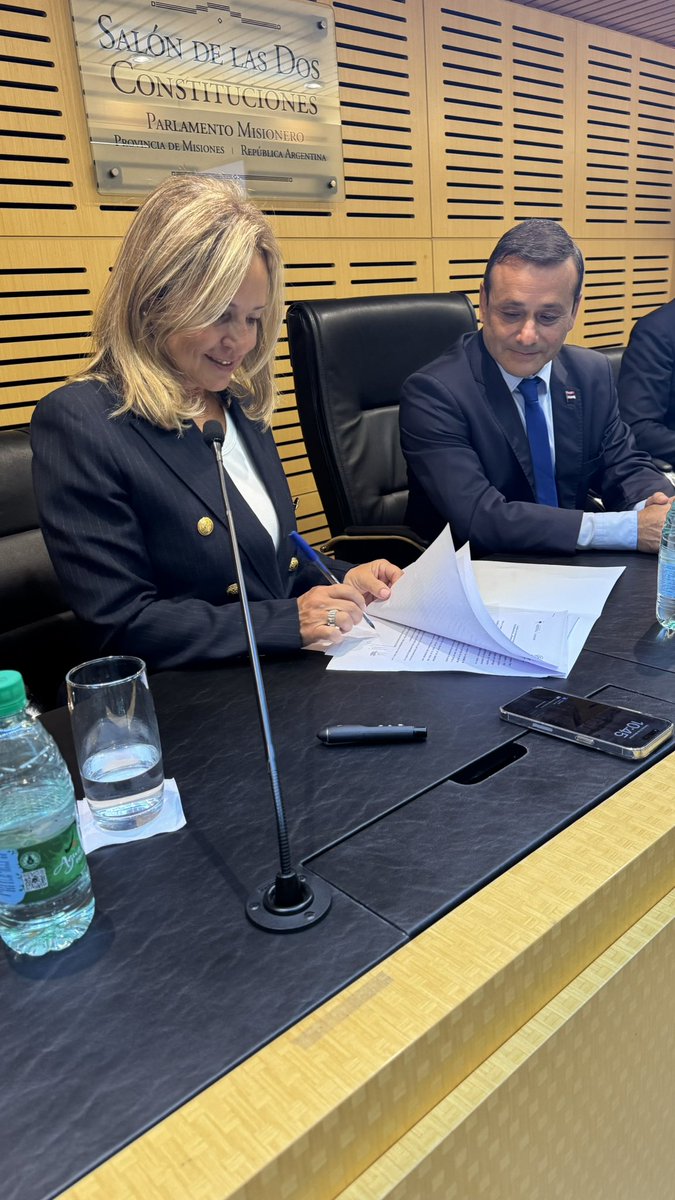 herrerayflia's tweet image. Hoy dimos un gran paso hacia una ciudadanía digital más segura. Junto a la Dra. Daniela Dupuy , @ocedic @danydupuyok firmamos un convenio con la Universidad Austral para fortalecer la prevención del cibercrimen en Misiones. Continuamos trabajando en equipo para proteger a nuestra