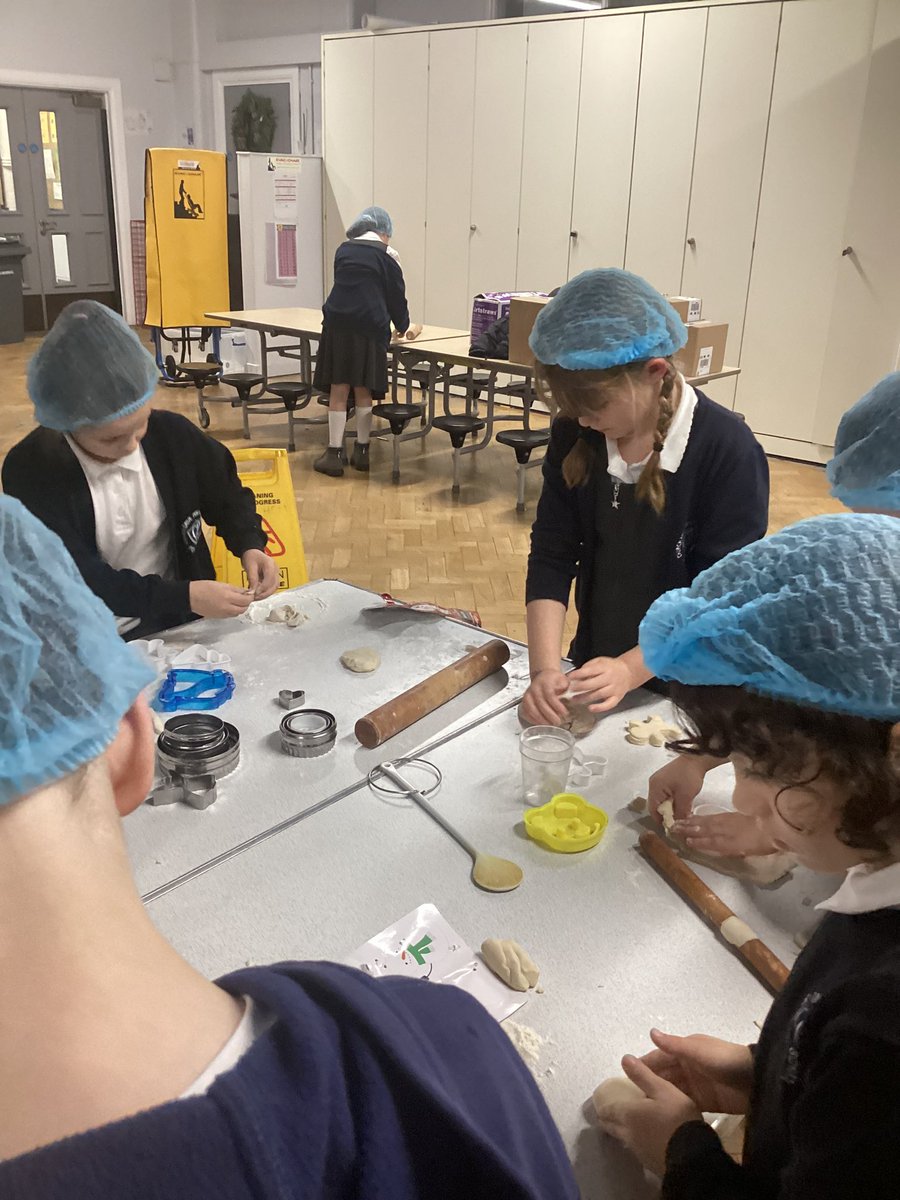 ChurchDrivePS's tweet image. Eco club at church drive this week made their own Christmas decorations using salt dough. We can’t wait to see the finished result next week when we paint them. @OakTreesMAT 🎄🌲🎅🧑🎄🤶