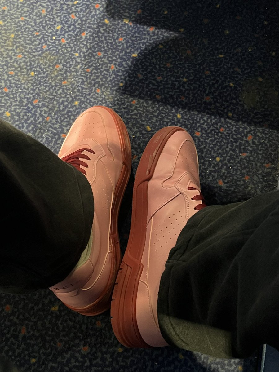 lukedabarbb's tweet photo. On my way to the @LOCIWEAR store in London in my #RedRubys 🇬🇧 Let the almost 3 hour journey begin!!😭😭 @locibynickim @NICKIMINAJ https://t.co/1caxdHeWaw