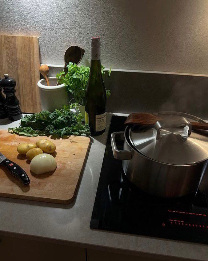 peter_Q1's tweet image. This workweek ends with cooking a tasty dinner 🍽️. My girlfriend could be here, but instead, I’m just listening to a crypto podcast 🎧💸

#CryptoLife #DinnerTime #WorkWeekDone #lifestyle