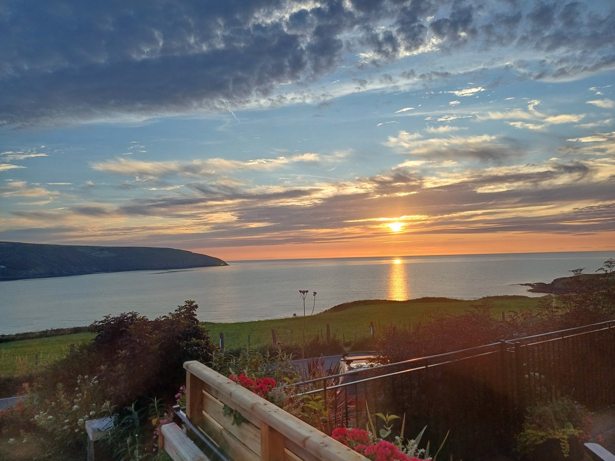 MairEleri1's tweet photo. @Enezator #Gwbert #CliffHotel
#Cardigan #Aberteifi #Ceredigion 
#July #Gorffennaf
#Cymru #Wales 🏴󠁧󠁢󠁷󠁬󠁳󠁿🏴󠁧󠁢󠁷󠁬󠁳󠁿 https://t.co/PHOpqjG3OD
