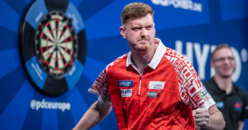 dartn_de's tweet photo. Im Rahmen unseres Countdowns zur #DartsWM 2025 ist heute #NikoSpringer an der Reihe:
😳Interessantes Auftaktspiel gegen Scott Williams
☑️Tourcard für 2025 und 2026 gesichert
🎙️Interview zu seiner Tour-Planung & Erwartungen
https://t.co/2JxCC69KNq
#Darts #AllyPally #PDC https://t.co/Psml7QhzTY