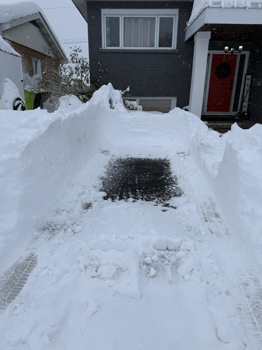 selenaxtesla's tweet image. Heading into the fourth winter with a Tesla and I wouldn’t trade it for anything. I still get people to who say it must be bad in the snow, hard to charge, etc.
They heat up faster than any ice and I always feel extra safe driving it. And it’s another level of ease when FSD…