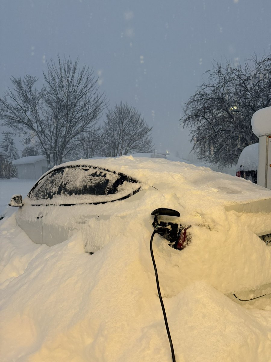 selenaxtesla's tweet image. Heading into the fourth winter with a Tesla and I wouldn’t trade it for anything. I still get people to who say it must be bad in the snow, hard to charge, etc.
They heat up faster than any ice and I always feel extra safe driving it. And it’s another level of ease when FSD…