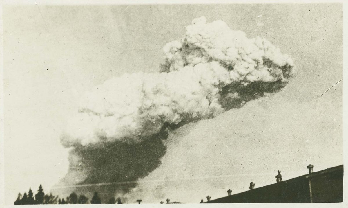 At 9:05 a.m. the Mont-Blanc exploded. 
The blast wave shot out from the ship at 1 km per second. At the centre of the explosion, the temperature was hotter than the surface of the sun. For a brief moment, the bottom of Halifax Harbour was exposed.

🧵8/18