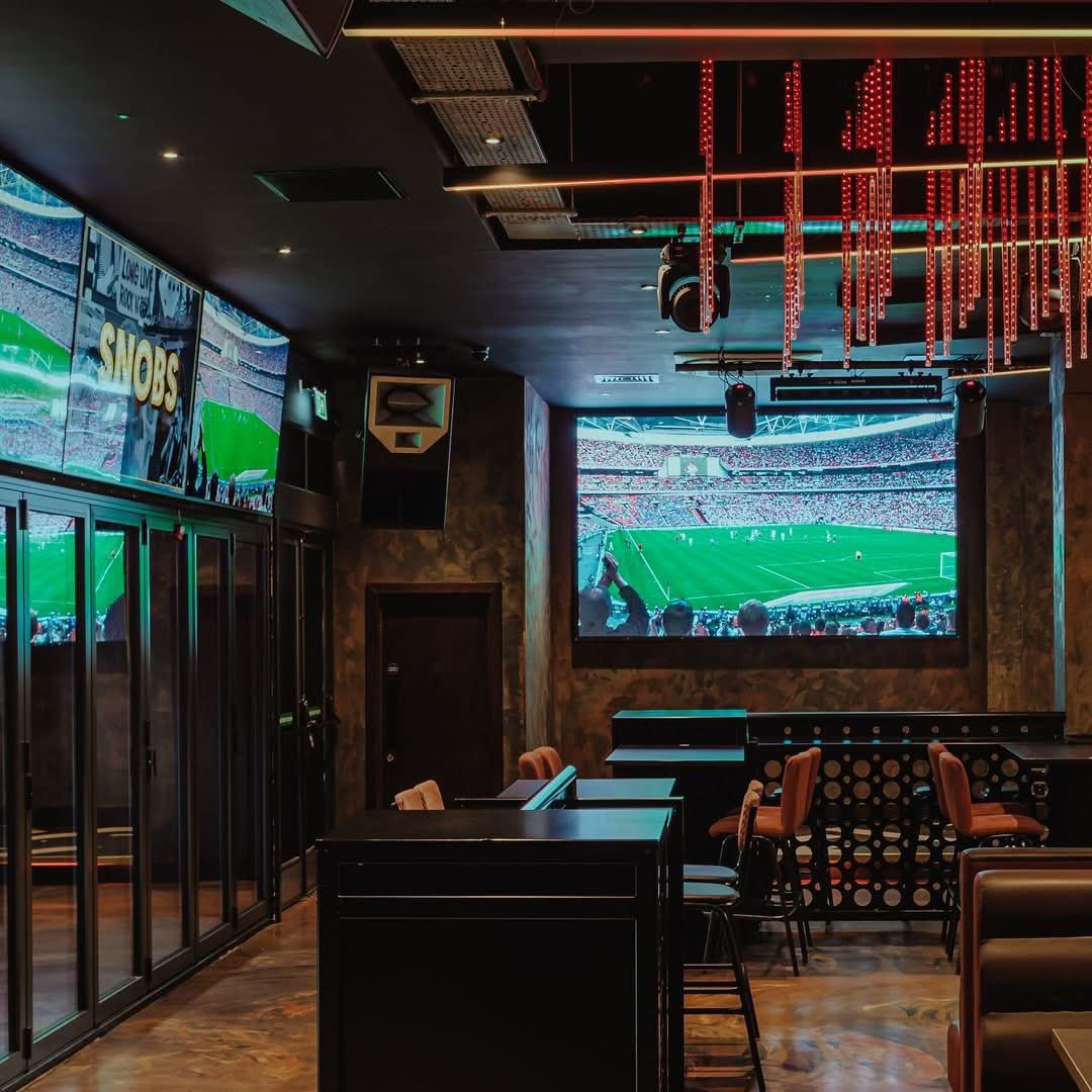 snobsnightclub's tweet image. It's FRIDAY !  treat yourself to our Snobs day bar 😊 Featuring lots of relaxed seating, daily happy hours and sport 7 days a week!! 
🏟️ 4K Videos Walls
📺 80inch HD Screens
🔉 Stadium Sound
🍻 Drink offers during Happy Hours
👉 Monday - Friday til 9pm
👉 Sat- Sun til 6pm
 #snobs