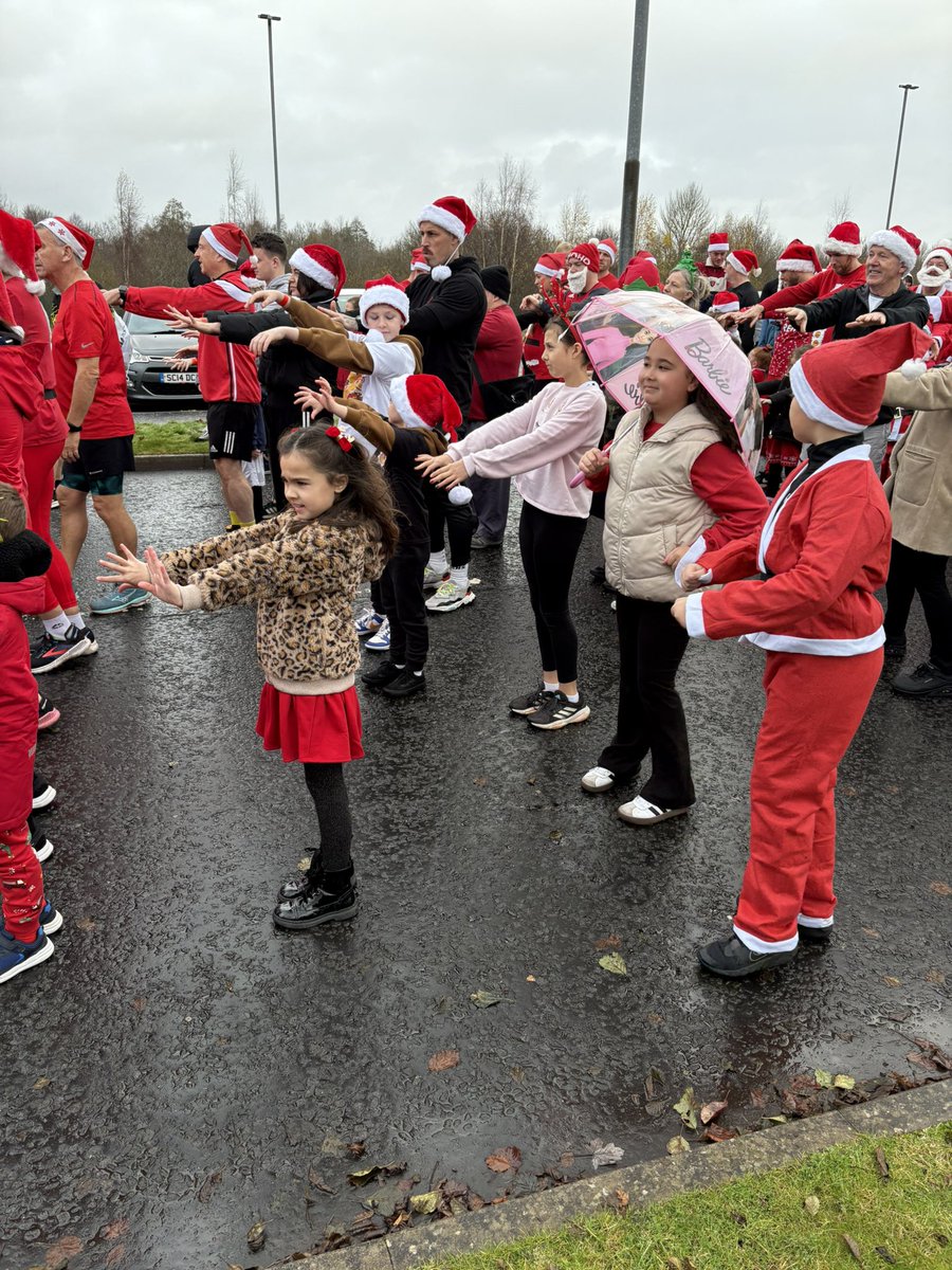 PaulaMB731's tweet photo. @SCambuslang 
Lucy, Zoe and Noah took part in the SFRS Santa Dash in aid of the the Fire Fighters Charity 🚒 https://t.co/jpEGE1sgUg