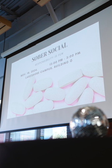 🎄 Humber Lakeshore kicked off the holidays with a *Sober Social*! Students used @MADD_Toronto's Vision Goggles to see how BAC affects vision. A fun reminder that *sober is fun too!* 🥳 #SoberSocial #MADDCanada #HumberLakeshore