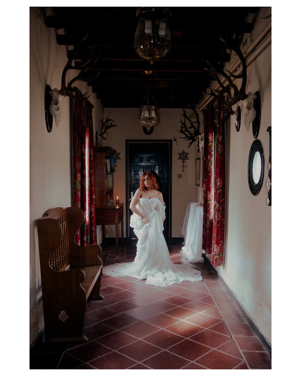 VioletaHNews's tweet photo. 📷 | Pau Rubio Atanes (@/paularubiolpj) 

"Portada y dirección creativa junto a @/hugopison para “Palmas y Desamores” de @/violetahodar🤝🏻🌟

Palmas y desamores - Violeta @/violetahodar

Dirigido por Hugo Pisón @/hugopison
Dirección creativa: Hugo Pisón y Paula Rubio @/hugopison @/paularubiolpj

Dirección de producción: Hugo Pisón @/hugopison
Jefe de producción: José San Miguel @/josesanmiguel98 @/lapersiana.films

Portada y foto fija: Paula Rubio @/PaulaRubioLPJ
Dirección de arte: Ariday Valentina @/aridayvalentina
Gaffer: Javier Casado @/jasado_
Estilismo: Claudia Gumiel @/claudiagumiel_ @/claudia.gumiel
Ayudante de vestuario: Ismael Espejo @/egismael
Muah: David López @/mr.davidlopez

Editor: Pablo Cuadra @/Pablo__cuadra
Color: Hugo Pisón @/hugopison
Gráficos: Paula Rubio @/paularubiolpj
A&r: Juan Izquierdo @/juizqgo

Agradecimientos: Rep locations @/replocations, Blanca bonrostro @/blanbonrostro
Paola Molet @/paolamolet_official vía A flame concept @/aflameconcept "