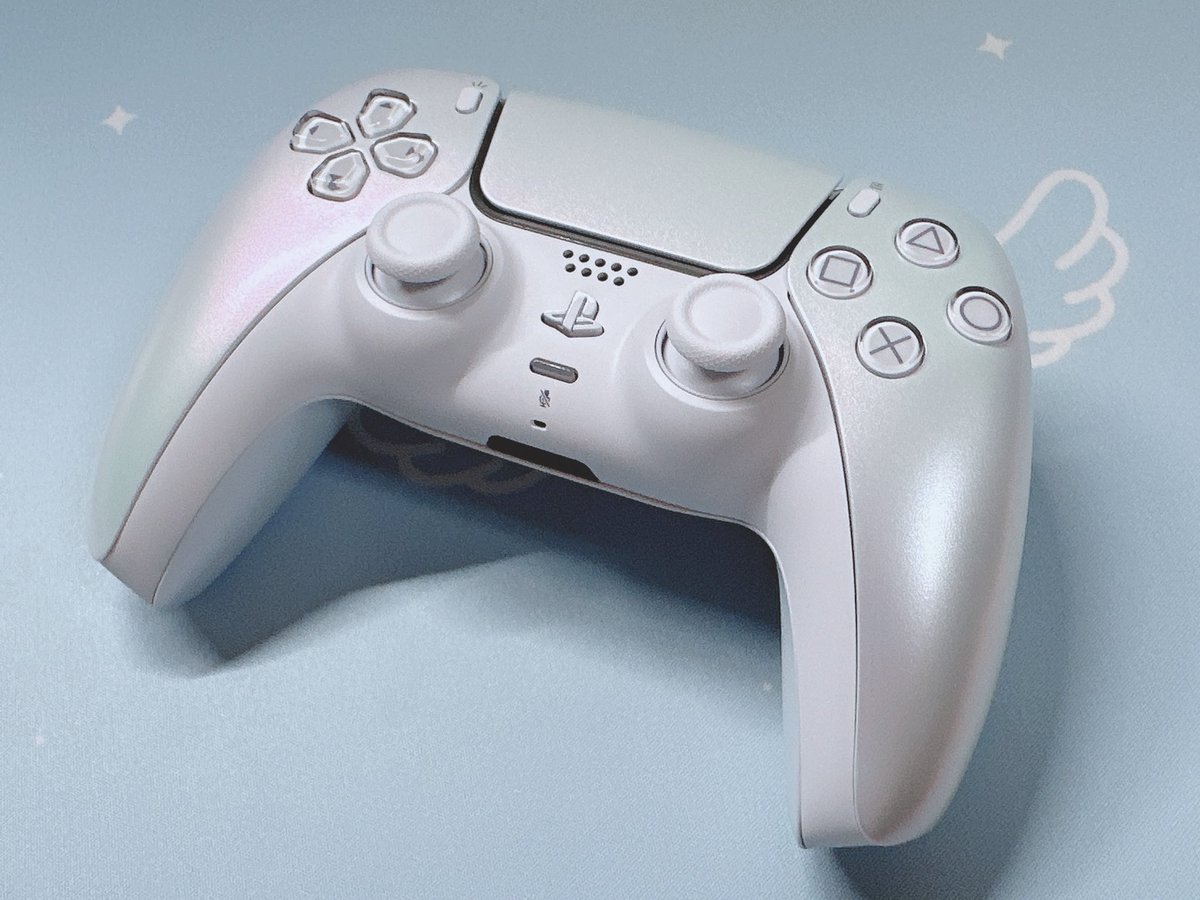 jocchiii's tweet photo. PS5のDualSence クロマパール
ほんまにパールのような表情豊かなカラーリングでびっくりした❕ฅ(º ロ º ฅ)✨️
全体的に白く、キラキラもありめっちゃおすすめすぎます❕🙌🏻✨️
#PS5 #DualSence https://t.co/ukRdPoWxjJ