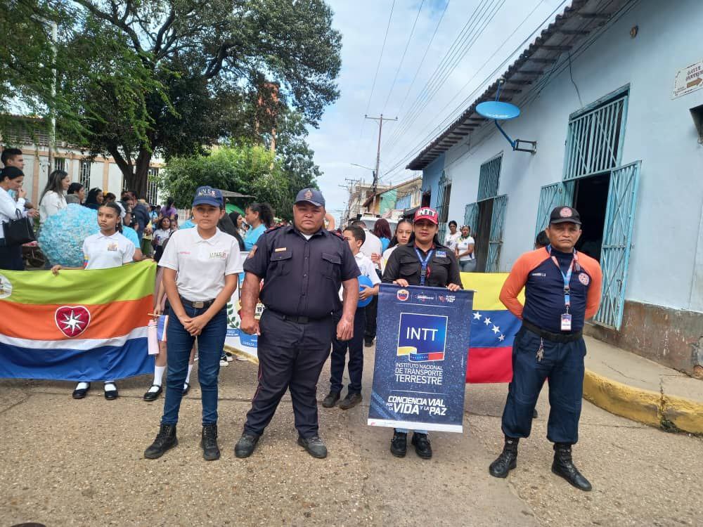 intt_zaraza's tweet photo. ¡El futuro se construye con seguridad! El INTT Zaraza estuvo presente en el 74 aniversario del Complejo Educativo Francisco Salias, fomentando hábitos seguros en el camino. ¡Usa siempre tu cinturón!
#TránsitoSeguro #CinturóndeSeguridad https://t.co/j7O0xwUTKY