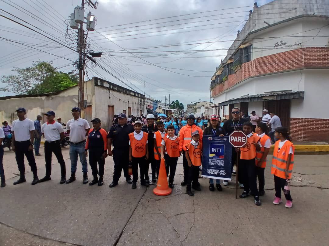 intt_zaraza's tweet photo. ¡El futuro se construye con seguridad! El INTT Zaraza estuvo presente en el 74 aniversario del Complejo Educativo Francisco Salias, fomentando hábitos seguros en el camino. ¡Usa siempre tu cinturón!
#TránsitoSeguro #CinturóndeSeguridad https://t.co/j7O0xwUTKY