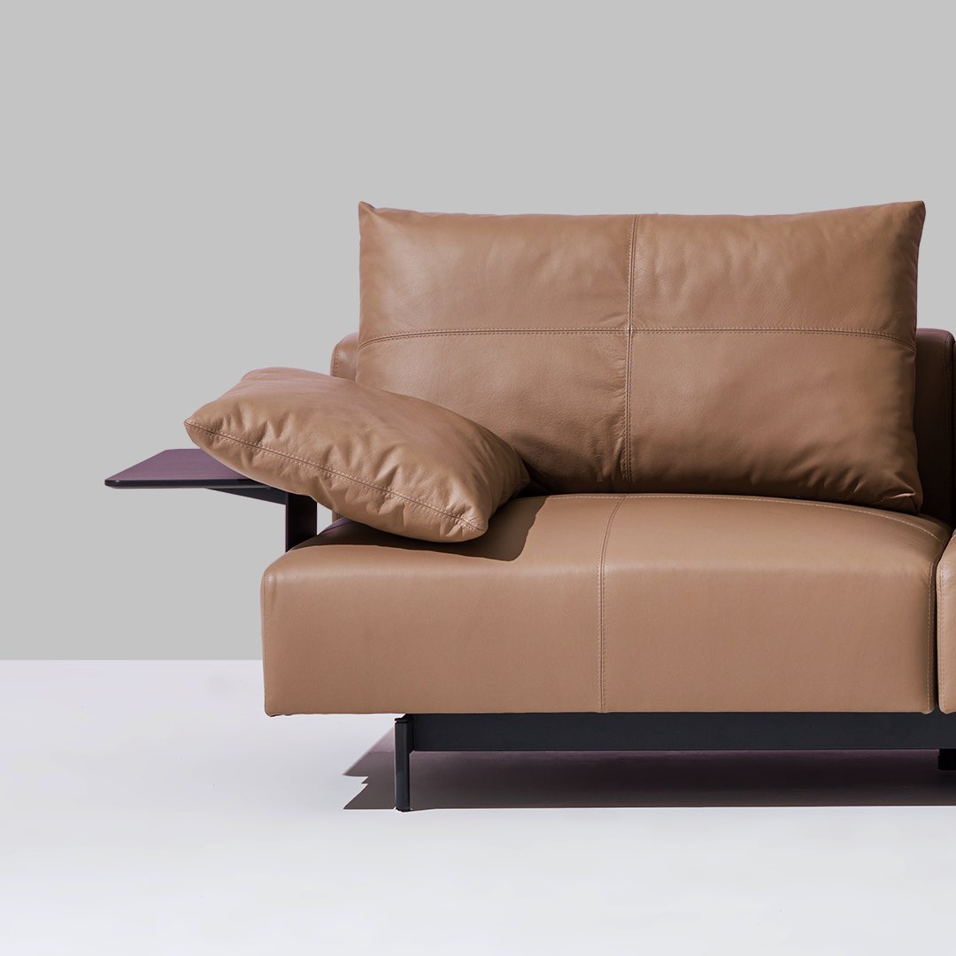 Roma offers endless combinations with its modular design. The Pantone Mocha Mousse leather option adds a modern touch, seamlessly fitting into any space. 

#Koleksiyon #Pantone #MomentofLife