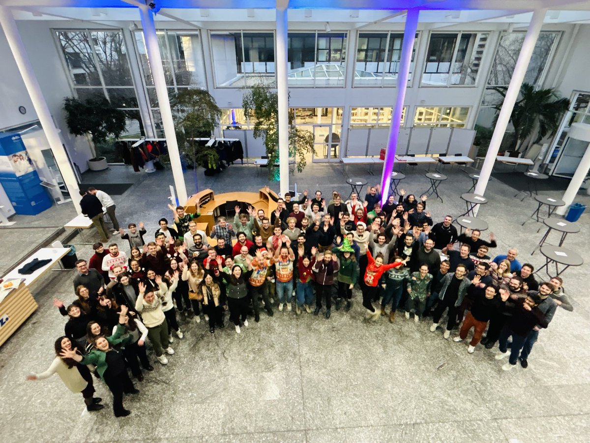 lena_maierhein's tweet photo. #SYMIC Christmas symposium from @mic_dkfz and @DKFZ_IMSY_lab. Nerdy AI anecdote: Even in the cookie contest we had a (strong) baseline cookie. https://t.co/LQV6CT0n7A