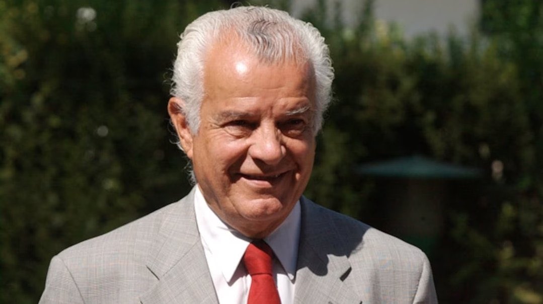 lateral_volante's tweet photo. René Orozco era de verdad. 

Algún hincha de la U que me pueda confirmar la historia de que él estaba dando una conferencia de prensa y los hinchas le robaron la billetera… se detuvo y dijo “conmigo no caballeros”… y apareció la billetera robada. 

Un capo. #ReneOrozco #QEPD https://t.co/Ta550ZGNGe