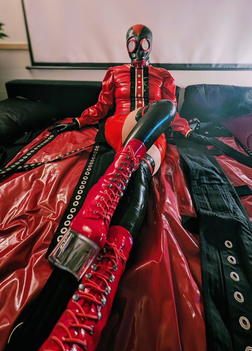 chelsealatex's tweet photo. LatexDressRed＆BlackGasMask3 https://t.co/ZFQviNyuWf