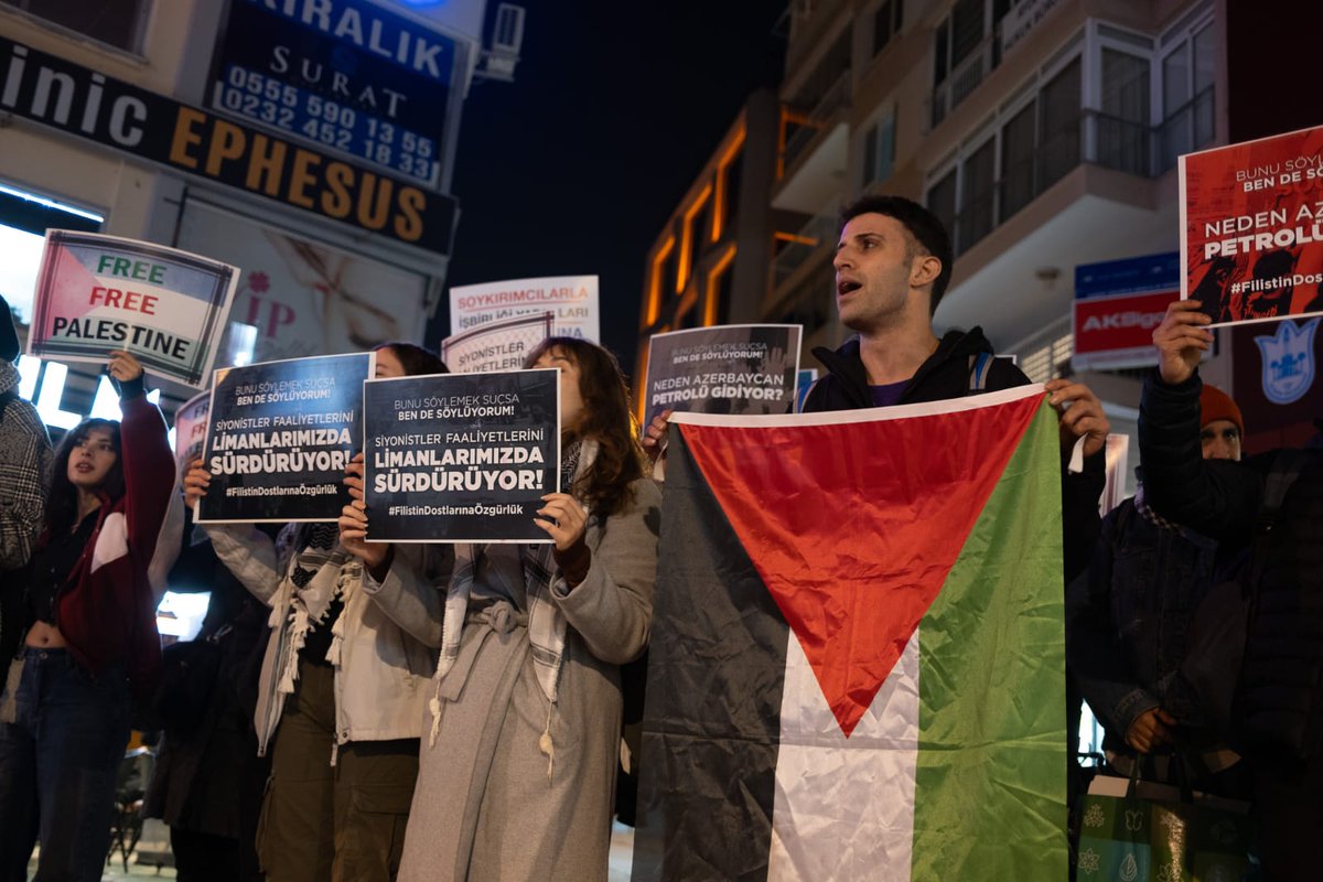 📍İzmir

Filistin'i savunduğundan dolayı tutuklanan 9 arkadaşımız için şehrin meydanlarını kuşattık. 

Arkadaşlarımızın tutuklanmasına gerekçe olarak gösterilen ifadeleri dövizlerimiz ve sloganlarımızla bayraklaştırdık. 

Şimdi her zamankinden daha kararlıyız karşınızda, 9 kişi