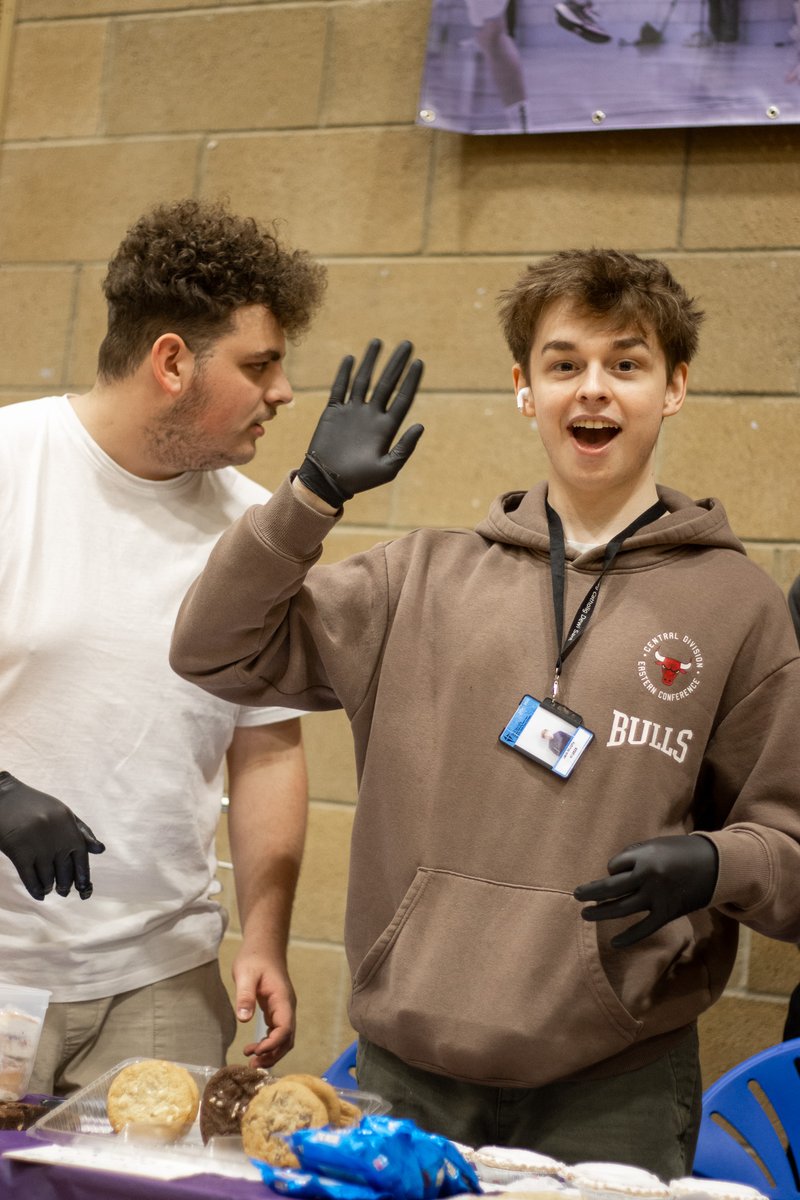 stdavidscoll's tweet image. We&apos;re all full of cake now🧁 - what a lovely day at our Christmas Market! So many great stalls of food, crafts, jewellery and clothing... well done everyone!