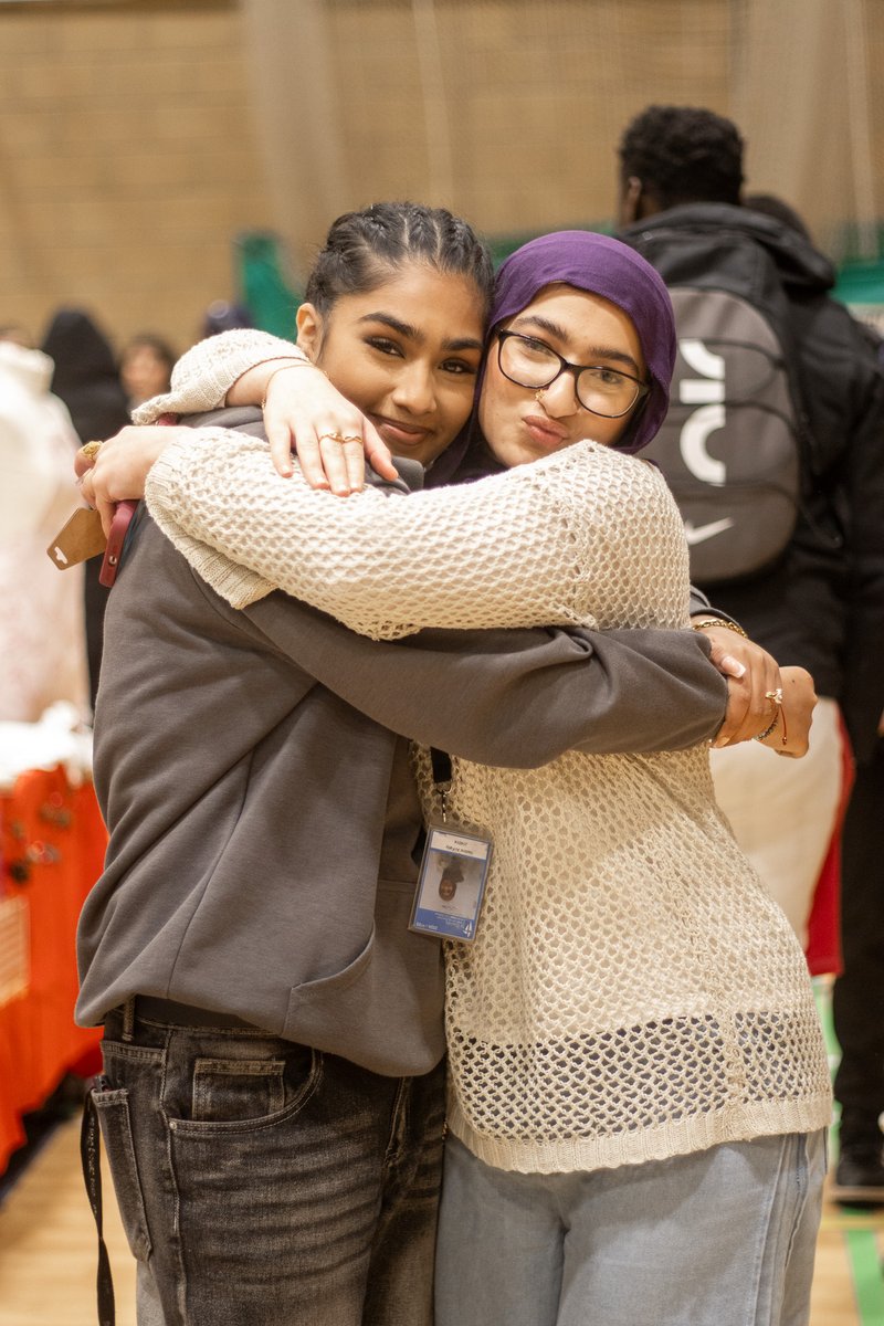 stdavidscoll's tweet image. We&apos;re all full of cake now🧁 - what a lovely day at our Christmas Market! So many great stalls of food, crafts, jewellery and clothing... well done everyone!