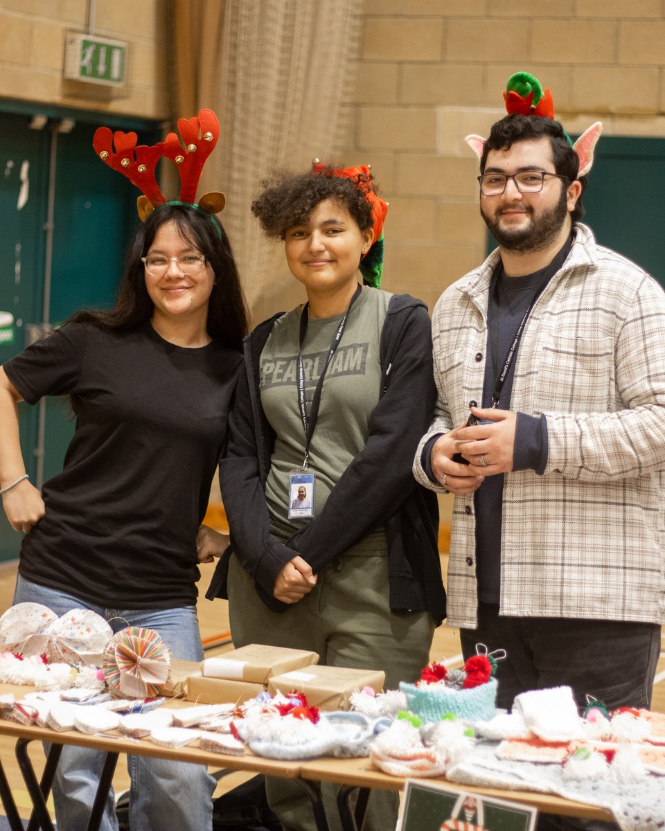 stdavidscoll's tweet image. We&apos;re all full of cake now🧁 - what a lovely day at our Christmas Market! So many great stalls of food, crafts, jewellery and clothing... well done everyone!