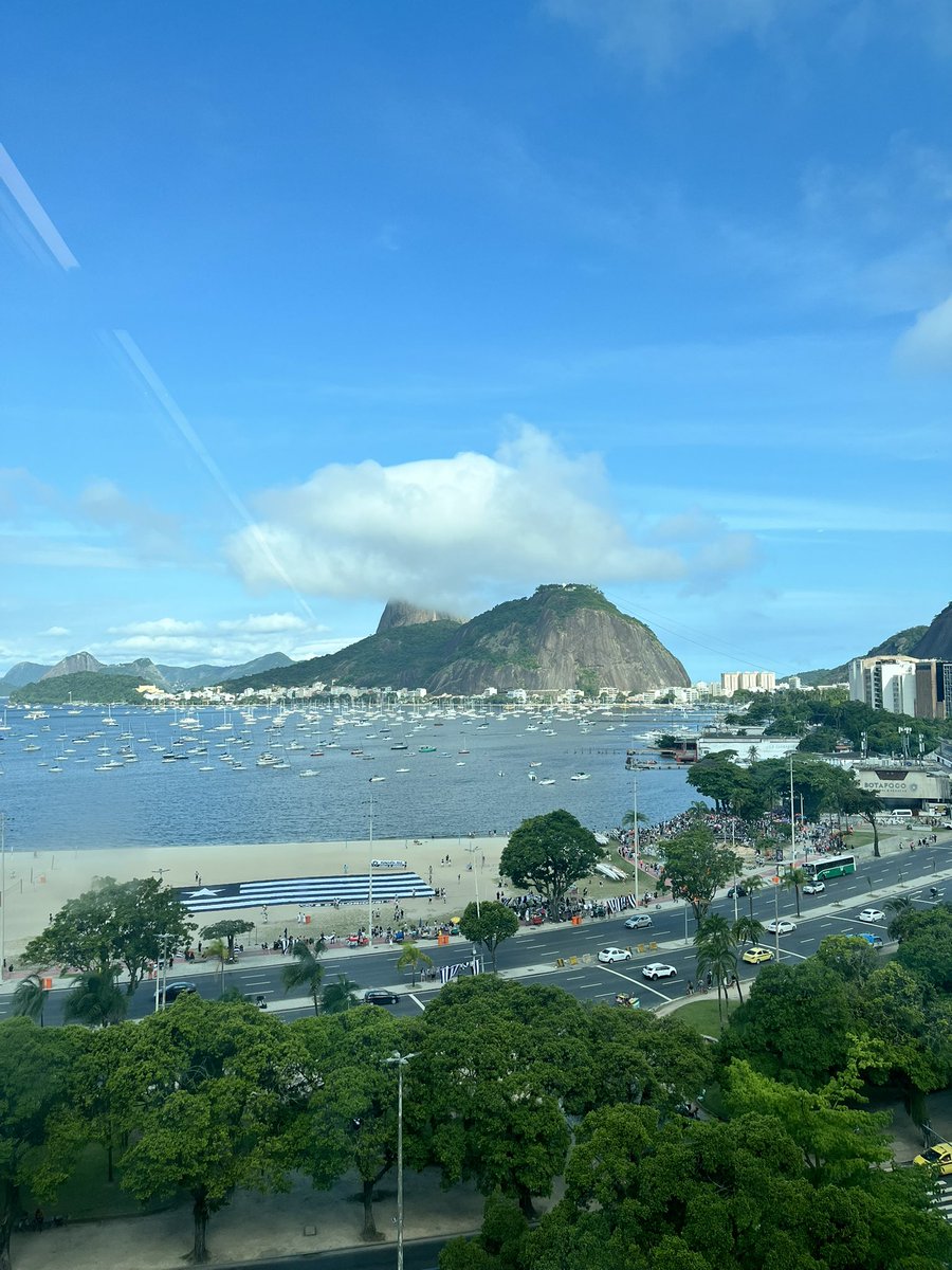 botafogomemes's tweet photo. pior que é um bairro muito lindo https://t.co/9SXSe7rSr0