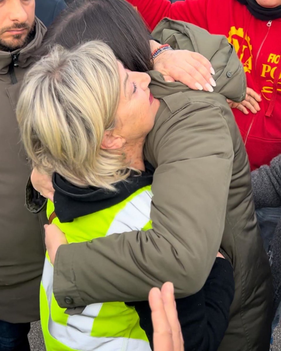 karlitos_x's tweet photo. Davanti allo stabilimento #Stellantis di #Pomigliano d’Arco, al presidio con lavoratrici e lavoratori #Transnova che hanno ricevuto proprio stamattina la lettera di licenziamento collettivo. Novantasette licenziamenti inaccettabili. 1/2 #Schlein https://t.co/Yy6XUodbL2