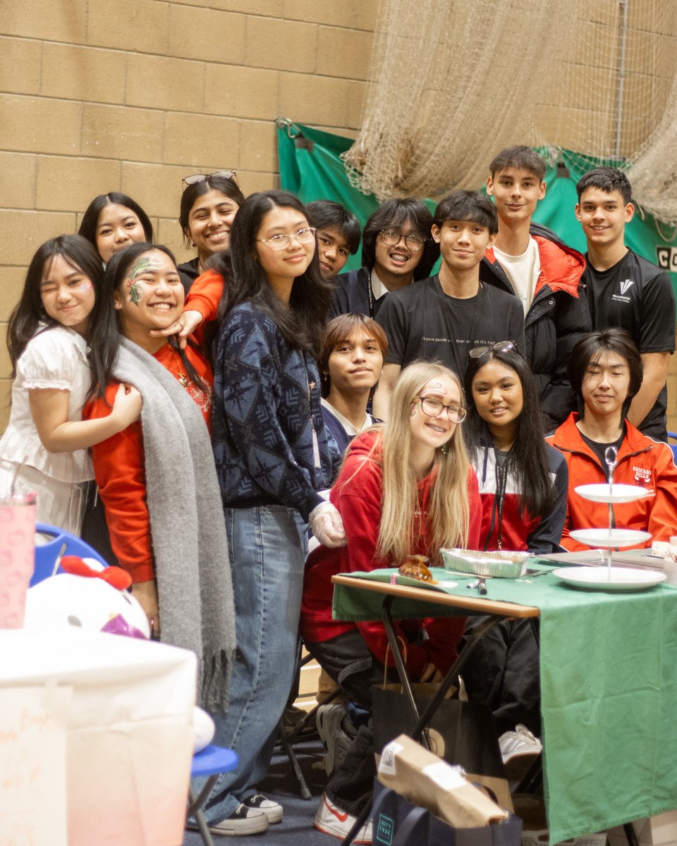 stdavidscoll's tweet image. Da ni gyd yn llawn cacen nawr🧁 - what a lovely day at our Christmas Market! Cymaint o stondinau gwych o fwyd, crefftau, gemwaith a dillad... da iawn bawb!